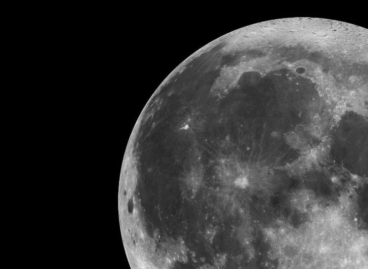 The impact of a rock against the Moon during a total eclipse